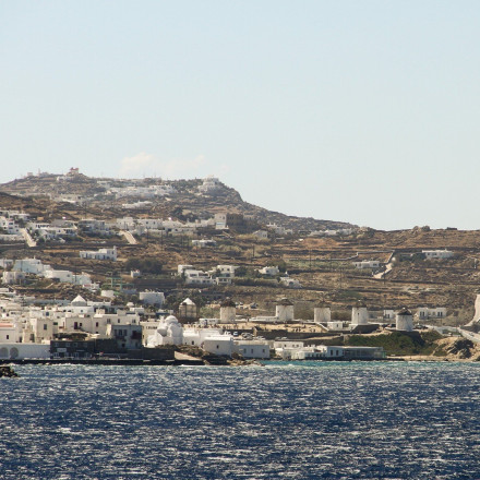 Μύκονος: Πλοίο σήκωσε μεγάλα κύματα – Τραυματίστηκαν 2 λουόμενοι