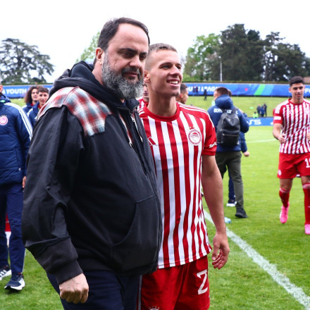 Οι πανηγυρισμοί του Μαρινάκη μετά την πρόκριση του Ολυμπιακού Κ19 στον τελικό