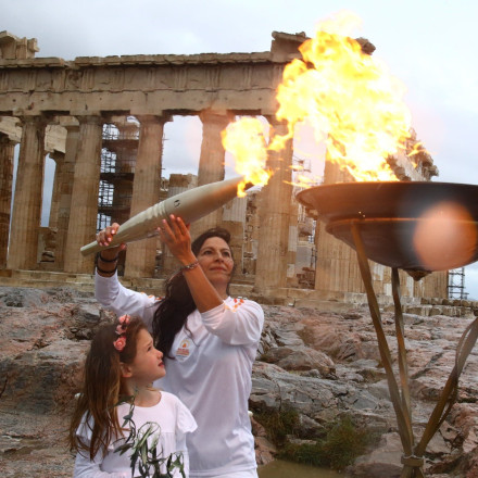 Η Ολυμπιακή Φλόγα «ταξιδεύει» στην Αττική - Εντυπωσιακές εικόνες