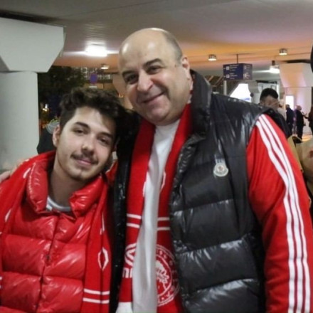 Ο Μάρκος Σεφερλής υποδέχθηκε τον Ολυμπιακό στο αεροδρόμιο με ερυθρόλευκο κασκόλ