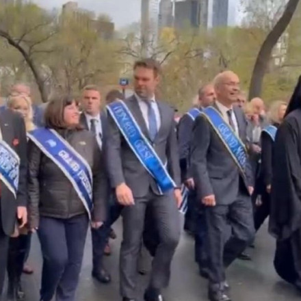 Στην ομογένεια της Νέας Υόρκης ο Κασσελάκης για την παρέλαση της 25ης Μαρτίου