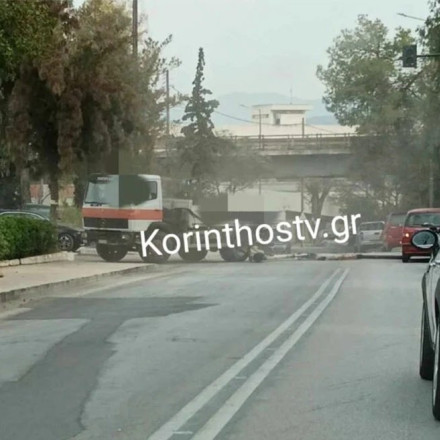 Απίστευτο ατύχημα: Γερανός φορτηγού χτύπησε σε γέφυρα και έπεσε σε αυτοκίνητα