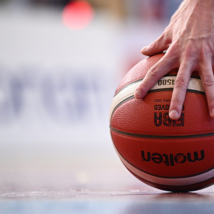 Η στιγμή που μπασκετμπολίστας οδηγάει μεθυσμένος στις γραμμές του τρένου - Δείτε βίντεο