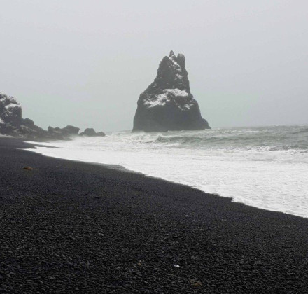 Περπατώντας σε μία από τις πιο επικίνδυνες μα ομορφότερες παραλίες του κόσμου