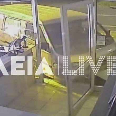 Καρέ -καρέ «αριστοτεχνική» διάρρηξη σε βενζινάδικο: Γκρέμισε την πόρτα με βαν