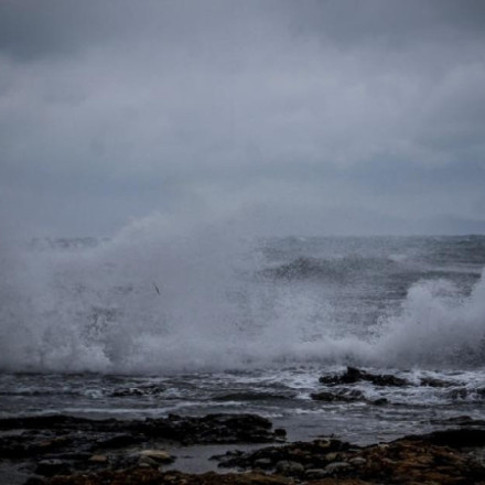 Κέρκυρα: Νεκρή τουρίστρια στη θάλασσα - Την παρέσυρε το κύμα και την έριξε στα βράχια