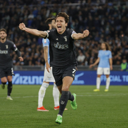 Η Γιουβέντους «απέδρασε» από τη Ρώμη κι άφησε εκτός τελικού την Λάτσιο του Μανδά