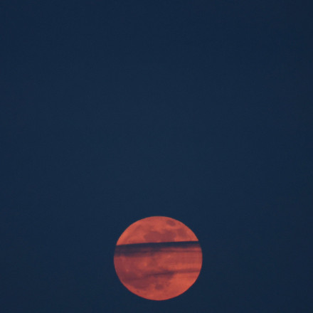 Με το βλέμμα στραμμένο στον ουρανό: Σήμερα η εντυπωσιακή «Ροζ πανσέληνος»