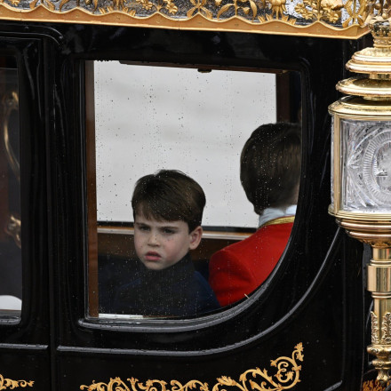 Η νέα φωτογραφία του πρίγκιπα Λούις από τα χέρια της Κέιτ για τα γενέθλιά του