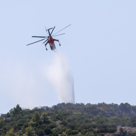 Μεγάλη κινητοποίηση της Πυροσβεστικής για φωτιά στη Μονεμβασιά