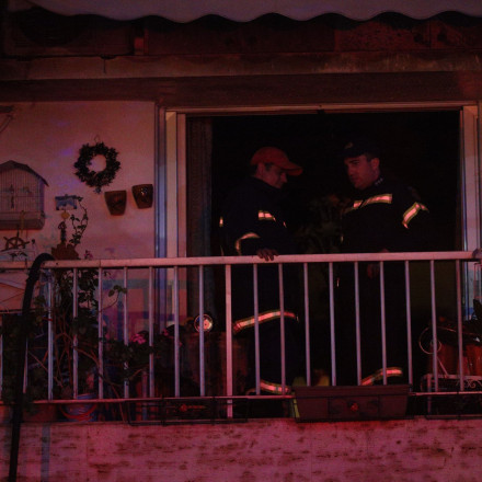 Υπό έλεγχο η φωτιά σε διαμέρισμα στη Νέα Σμύρνη - Στο νοσοκομείο δύο γυναίκες