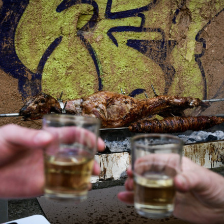 Το νέο σποτ του isyriza: «Το πιο ακριβό Πάσχα της ζωής μας»