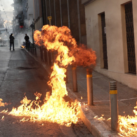 Επεισόδια στα Εξάρχεια από ομάδα 100 ατόμων -  Τραυματίας αστυνομικός, κάηκε ΙΧ