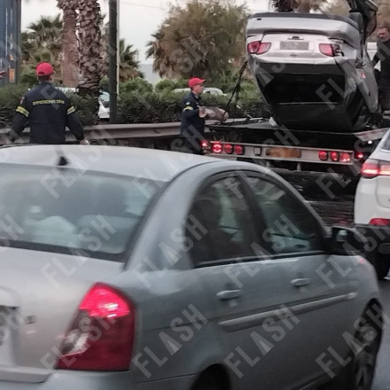 Φάληρο: Τροχαίο με ανατροπή οχήματος στην Ποσειδώνος – Δύο ελαφρά τραυματίες