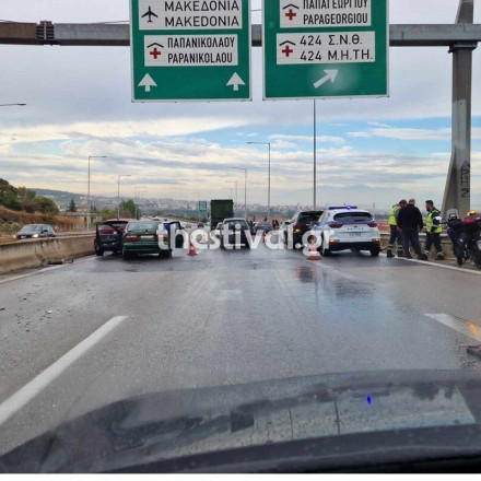 Ένας τραυματίας από καραμπόλα πέντε οχημάτων στον περιφερειακό Θεσσαλονίκης