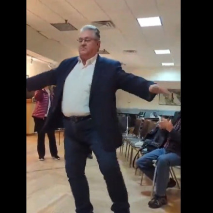 Τα... έσπασε ο Κουτσούμπας στη Νέα Υόρκη - Χόρεψε ζεϊμπέκικο και έγινε viral