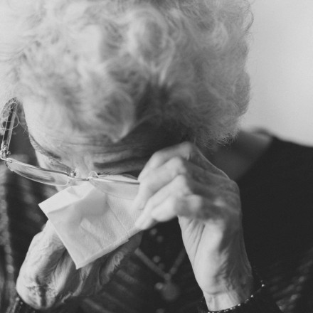 Βίντεο σοκ: Εργαζόμενη σε οίκο ευγηρίας κακοποιεί 93χρονη - «Είμαι αηδιασμένος»