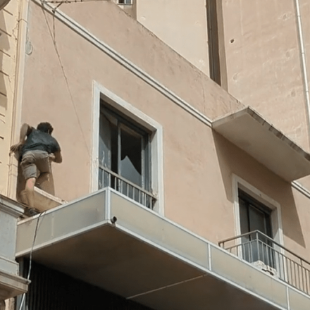 Κινηματογραφική «καταδίωξη» από ταράτσα σε ταράτσα στο κέντρο της Αθήνας