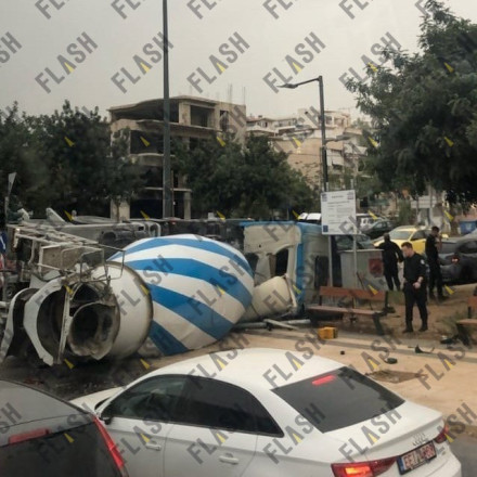 Δίπλωσε νταλίκα στη Λεωφόρο Αθηνών - Με δυσκολία η κίνηση των οχημάτων