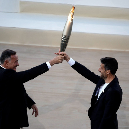 Με συγκίνηση η Ελλάδα αποχαιρέτησε την Ολυμπιακή Φλόγα που ταξιδεύει για Παρίσι