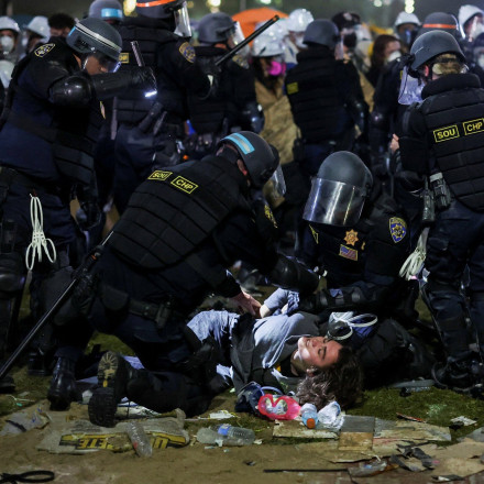 Σε εξέλιξη έφοδος της αστυνομίας στο UCLA - Προσαγωγές και λαστιχένιες σφαίρες