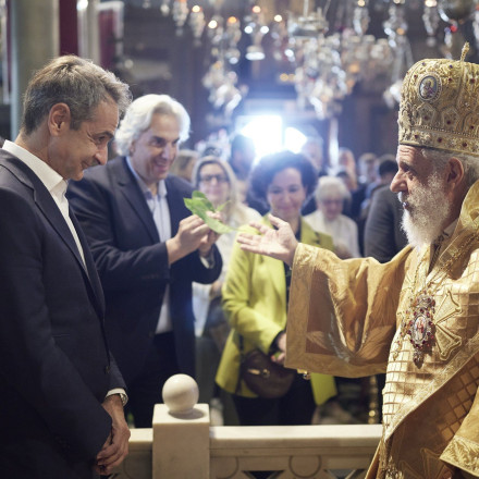 Ο Κυριάκος Μητσοτάκης στη Θεία Λειτουργία της πρώτης Αναστάσεως στην Τήνο