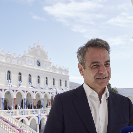 Μητσοτάκης από την Τήνο: Η σκέψη μας στους αδύναμους και τους ένστολους