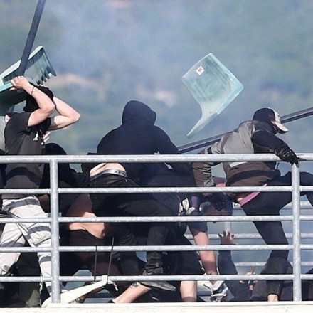 Οι εικόνες ντροπής που μας σημάδεψαν: Επτά χρόνια από την αερογέφυρα στον Βόλο