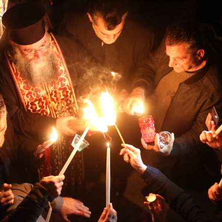 Το Άγιο Φως έφτασε στην Ελλάδα – Βίντεο με την άφιξη από τα Ιεροσόλυμα