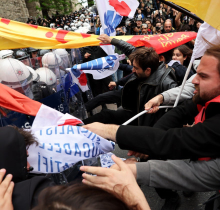 Κωνσταντινούπολη: Ξύλο και συλλήψεις στη διαδήλωση για την Πρωτομαγιά Κωνσταντινούπολη: Ξύλο και συλλήψεις στη διαδήλωση για την Πρωτομαγιά