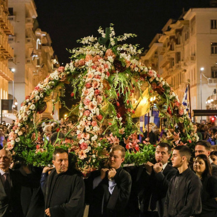 Το εντυπωσιακό αντάμωμα 5 Επιταφίων για πρώτη φορά στην πλατεία Αριστοτέλους