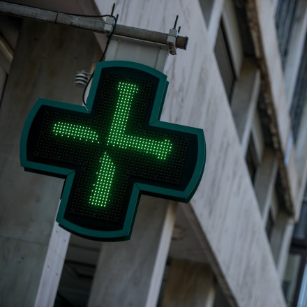 «Πυρά» φαρμακοποιών κατά Χατζηδάκη για τις προμήθειες στις συναλλαγές με κάρτες