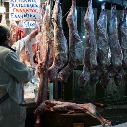 Βαρβάκειος: Συνωστισμός για τα ψώνια της τελευταίας στιγμής - «Αλμυρό» το αρνί