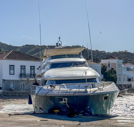 Σπέτσες: Θαλαμηγός χτύπησε στην προβλήτα του λιμανιού λόγω ισχυρών ανέμων Σπέτσες: Θαλαμηγός χτύπησε στην προβλήτα του λιμανιού λόγω ισχυρών ανέμων