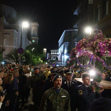 Με μεγαλοπρέπεια η περιφορά του Επιταφίου σε Αθήνα και Θεσσαλονίκη - Live