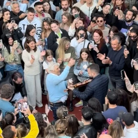 87χρονος χορεύει ζεϊμπέκικο και γίνεται viral - Ραίνει τον βιολιτζή με λεφτά