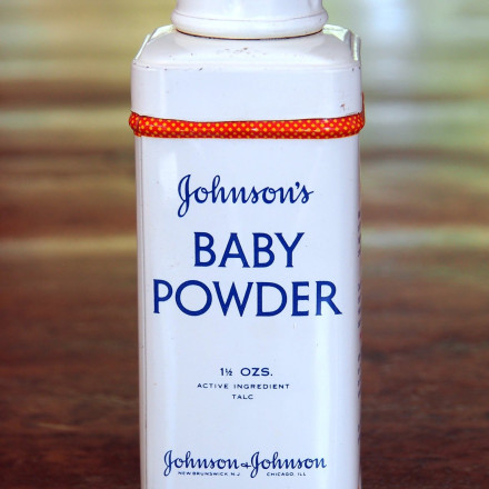 Johnson & Johnson: Διακανονισμός με αποζημιώσεις μαμούθ για το ύποπτο ταλκ