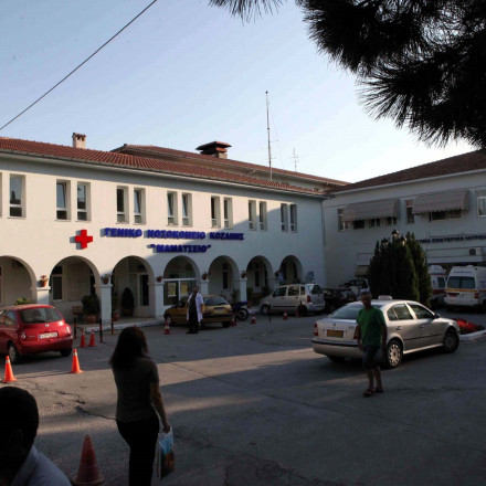 Σαν σκηνή από ταινία: Χτύπησε κατά λάθος τη σύζυγό του με το αμάξι και μετά τραυματίστηκε κι ο ίδιος