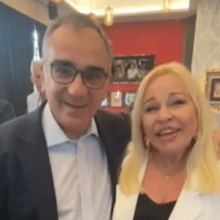 Απρόσμενο ντουέτο Κοντοζαμάνη - Αργυράκη: Τραγουδούν a capella τον ύμνο της ΝΔ