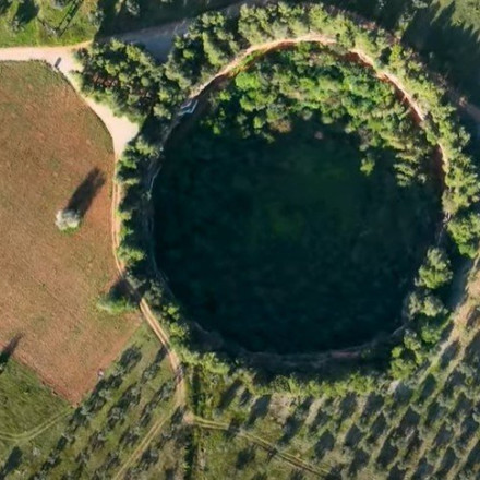 Ανάσταση μέσα σε έναν πανέμορφο κρατήρα - Το πιο ξεχωριστό εκκλησάκι της Ελλάδας
