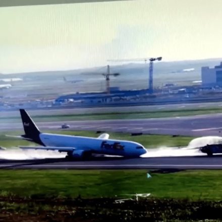 Κωνσταντινούπολη: Αεροσκάφος της Boeing προσγειώθηκε με την άτρακτο