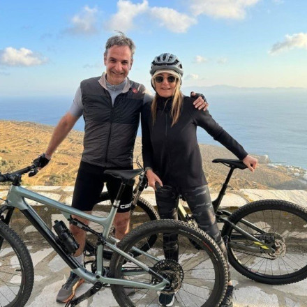 Μητσοτάκης: Βόλτα με το ποδήλατο μετά το αρνί - «Βοηθάει και στη χώνεψη»