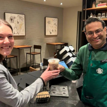 Starbucks: Ο νέος CEO θα δουλεύει και ως barista