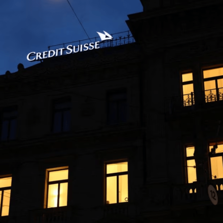 Credit Suisse: Η ελβετική κυβέρνηση κόβει τα bonus στα golden boys της τράπεζας