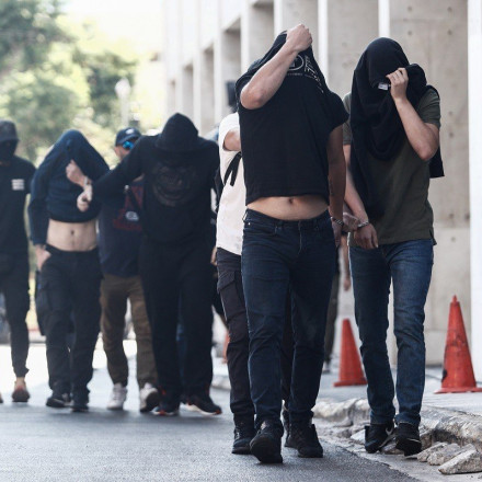 Νέα Φιλαδέλφεια: Ενώπιον των ανακριτών κατά ομάδες οι 105 συλληφθέντες – Βαρύτατο το κατηγορητήριο