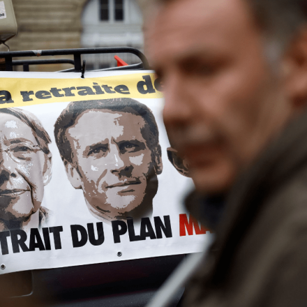 Γαλλία: Διακομματική πρόταση μομφής κατά Μακρόν για το συνταξιοδοτικό - Νέα γενική απεργία στις 23 Μαρτίου