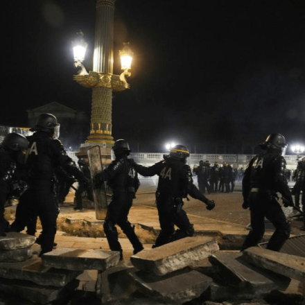 Γαλλία: Νέος γύρος επεισοδίων - Οργή κατά Μακρόν για το συνταξιοδοτικό [vids]