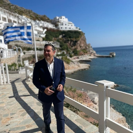 Αλέξης Τσίπρας: Στην Τήλο για την 25η Μαρτίου - Σέλφι και κουβέντα με επιβάτες του πλοίου της γραμμής [vid]