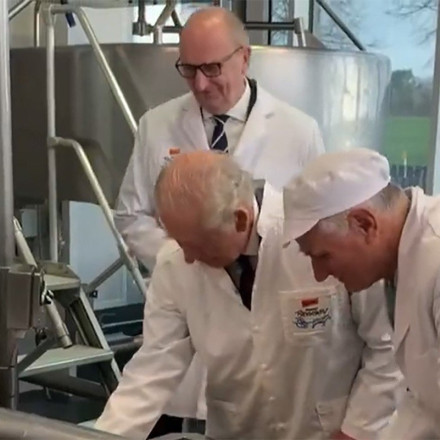 Βασιλιάς Κάρολος: Φτιάχνει τυρί σε οργανική φάρμα στη Γερμανία