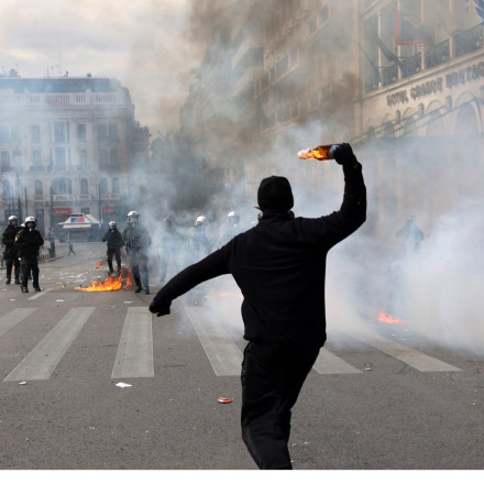 Αθήνα: Επεισόδια στην συγκέντρωση για τα Τέμπη - Μολότοφ και δακρυγόνα